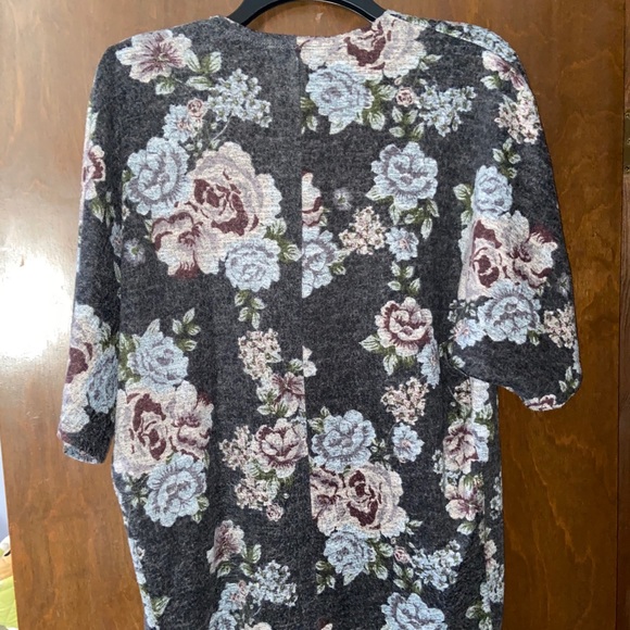 Gray Floral Half Sleeve Cardigan - Picture 4 of 4